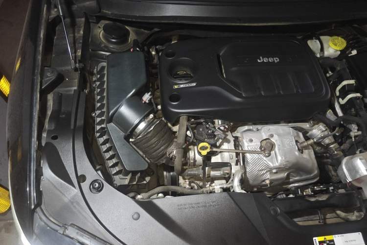 Used Jeep Cherokee 2019 2.0T Four-Wheel Drive Explorer Edition China V Engine Bay Right