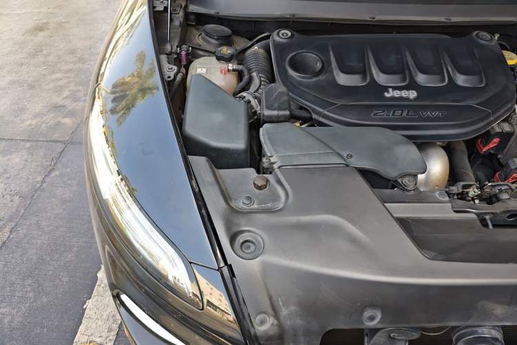 Used Jeep Cherokee 2019 2.0L 2WD Premium Edition China VI Engine Bay Right