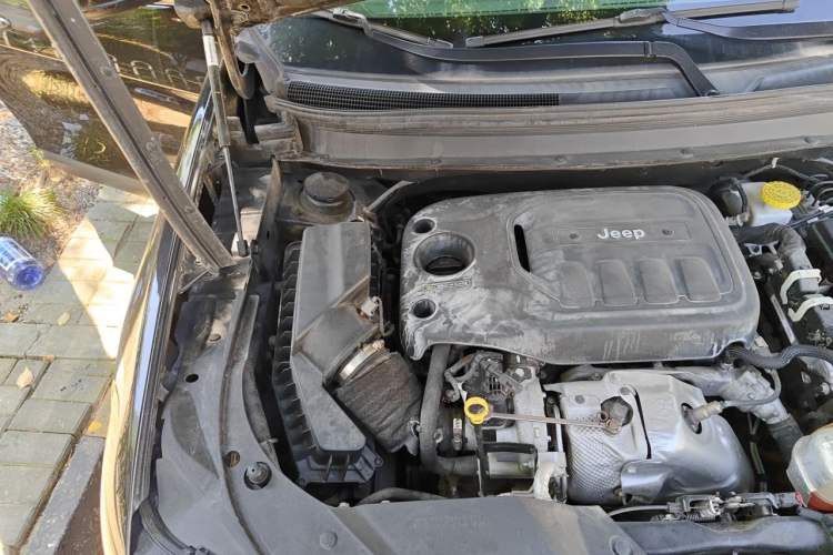 Used Jeep Cherokee 2019 2.0T Two-Wheel Drive Smart Enjoyment Version China VI Engine Bay Right