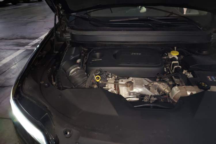 Used Jeep Cherokee 2019 2.0T Two-Wheel Drive Smart Enjoyment Version China VI Engine Bay Right