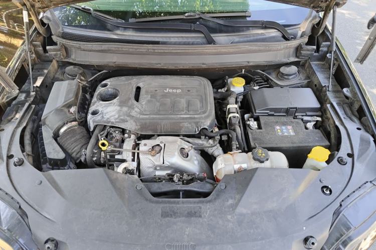 Used Jeep Cherokee 2019 2.0T Two-Wheel Drive Smart Enjoyment Version China VI Engine Bay