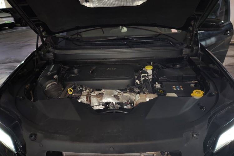Used Jeep Cherokee 2019 2.0T Two-Wheel Drive Smart Enjoyment Version China VI Engine Bay