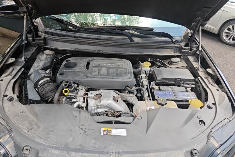 Used Jeep Cherokee 2019 2.0T Two-Wheel Drive Smart Enjoyment Version China VI Engine Bay