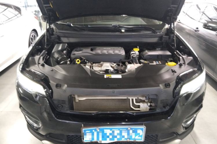 Used Jeep Cherokee 2019 2.0T Two-Wheel Drive Smart Enjoyment Version China VI Engine Bay