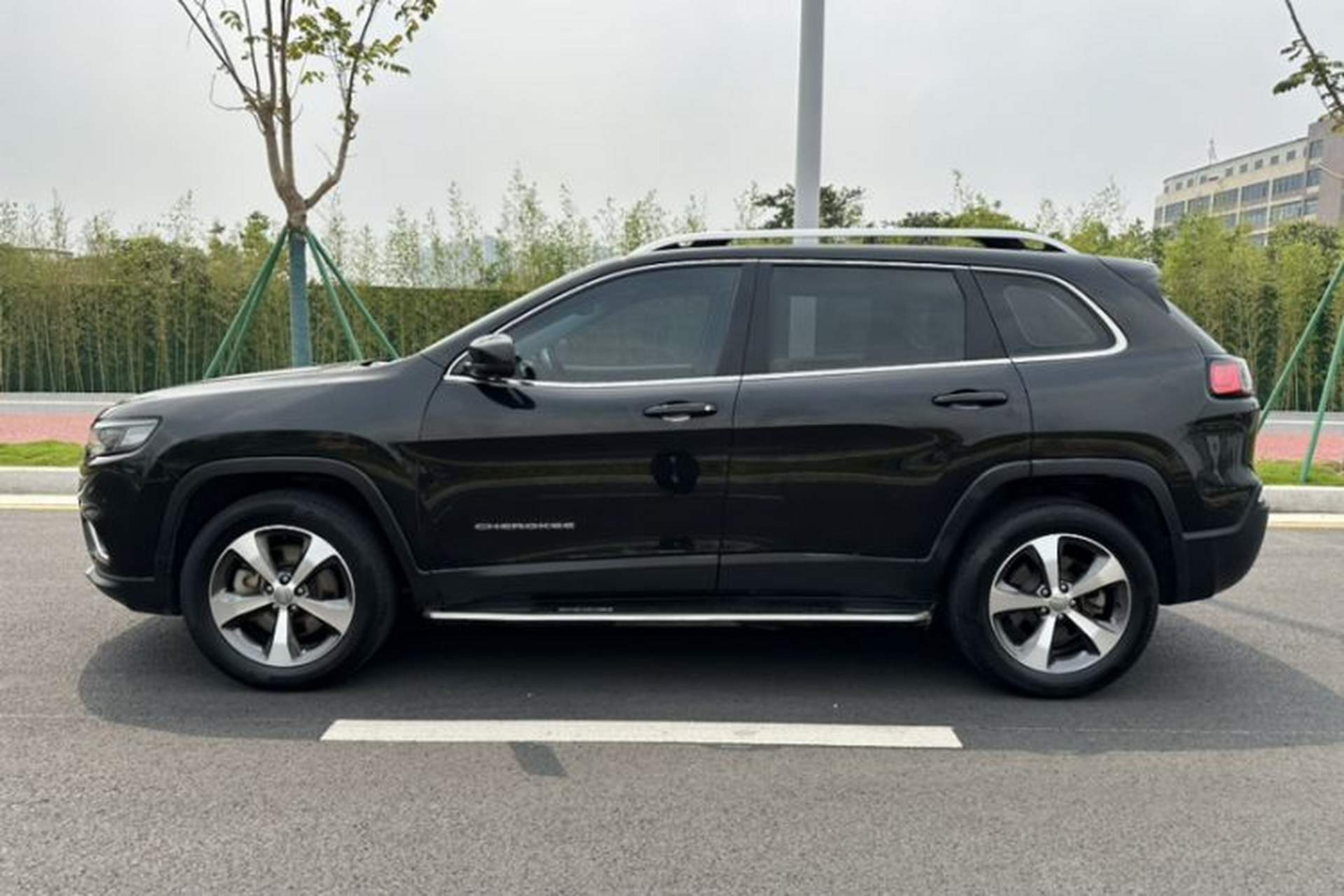 Used Jeep Cherokee 2019 2.0T Four-Wheel Drive Explorer Edition China V Exterior 1