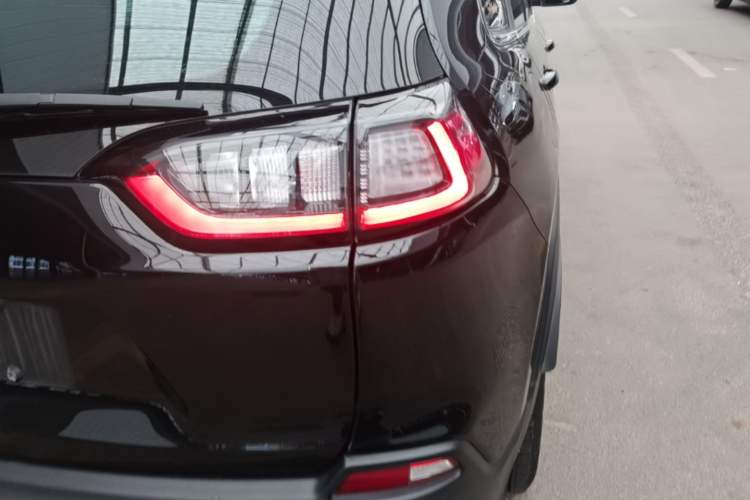 Used Jeep Cherokee 2019 2.0T Two-Wheel Drive Smart Enjoyment Version China V Exterior 3