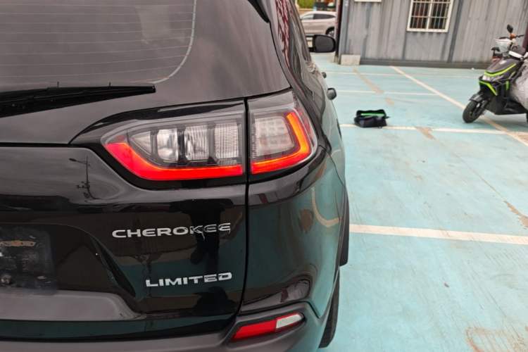 Used Jeep Cherokee 2019 2.0T Two-Wheel Drive Smart Enjoyment Version China V Exterior 3