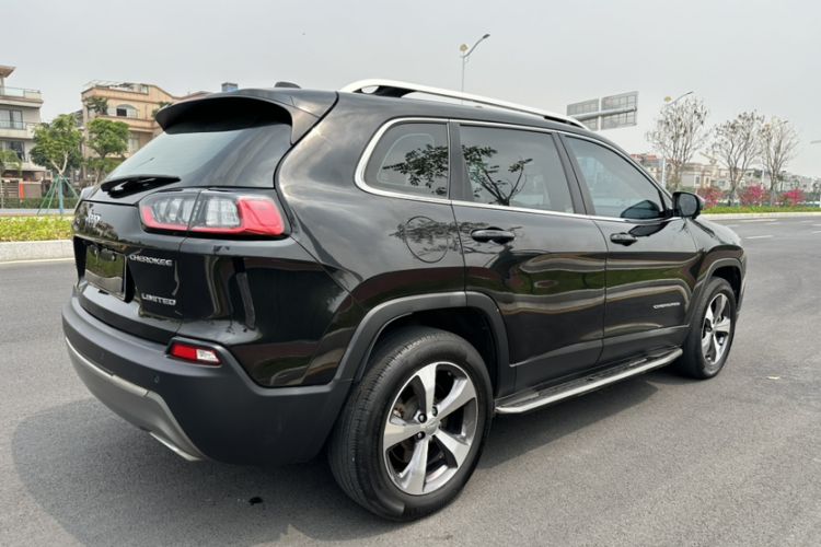 Used Jeep Cherokee 2019 2.0T Four-Wheel Drive Explorer Edition China V Exterior 3