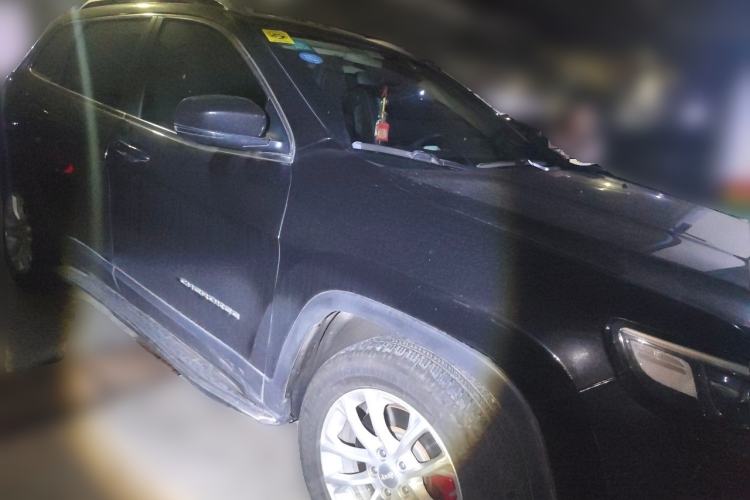 Used Jeep Cherokee 2019 2.0T Two-Wheel Drive Smart Enjoyment Version China VI Front Right 45 Deg