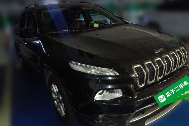 Used Jeep Cherokee 2019 2.0L Two-Wheel Drive Standard Edition China V Front Right 45 Deg