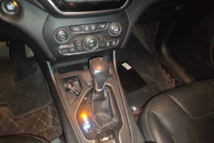 Used Jeep Cherokee 2019 2.0T Two-Wheel Drive Smart Enjoyment Version China VI Gear Lever