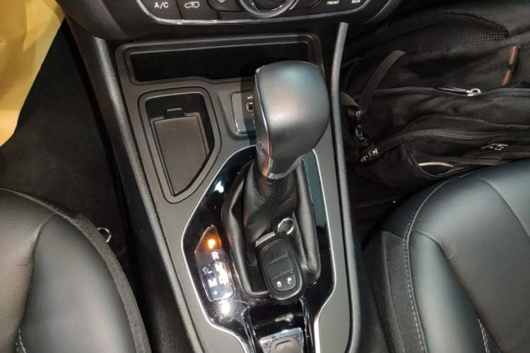 Used Jeep Cherokee 2019 2.0T Two-Wheel Drive Smart Enjoyment Version China VI Gear Lever