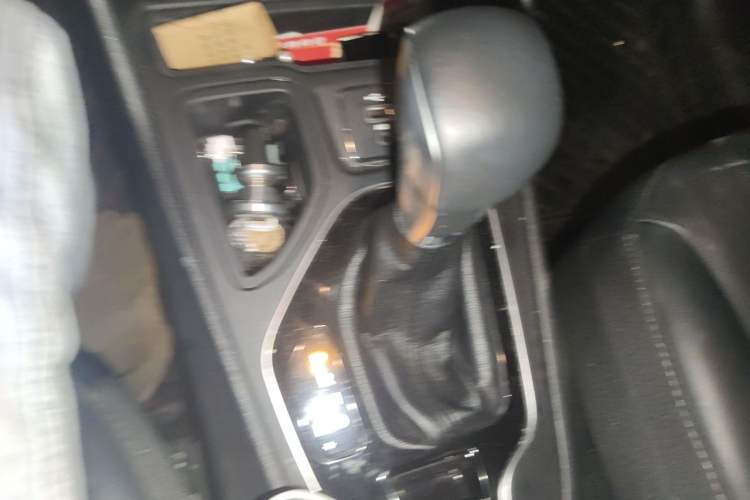 Used Jeep Cherokee 2019 2.0T Two-Wheel Drive Smart Enjoyment Version China VI Gear Lever