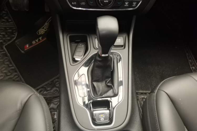 Used Jeep Cherokee 2019 2.0T Two-Wheel Drive Smart Enjoyment Version China V Gear Lever