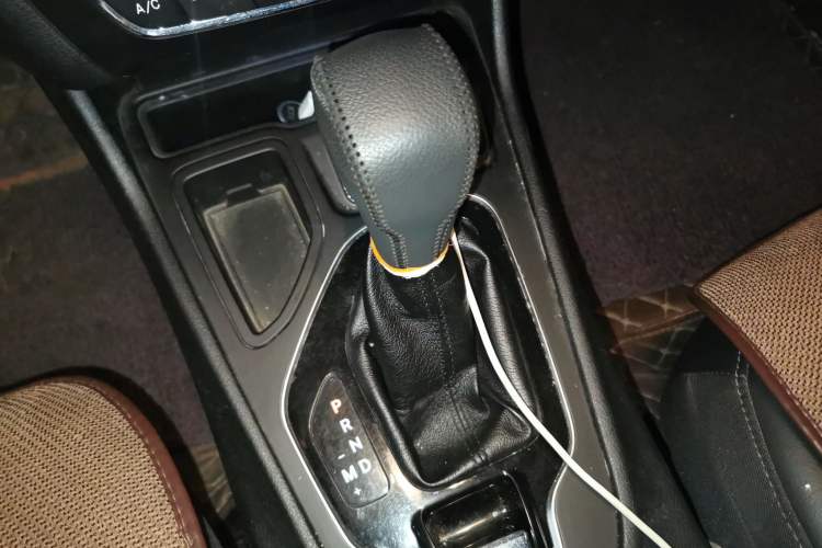 Used Jeep Cherokee 2019 2.0T Two-Wheel Drive Smart Enjoyment Version China VI Gear Lever