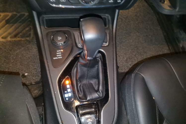 Used Jeep Cherokee 2019 2.0T Four-Wheel Drive Explorer Edition China V Gear Lever