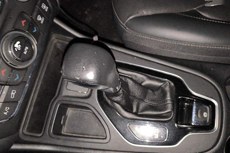 Used Jeep Cherokee 2019 2.0T Two-Wheel Drive Smart Enjoyment Version China VI Gear Lever