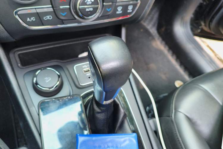 Used Jeep Cherokee 2019 2.0T Four-Wheel Drive Explorer Edition China VI Emission Standard Gear Lever