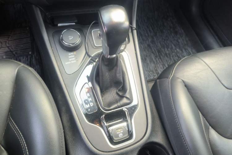 Used Jeep Cherokee 2019 2.0T Four-Wheel Drive Explorer Edition + Autonomous Driving Smart Package China VI Gear Lever