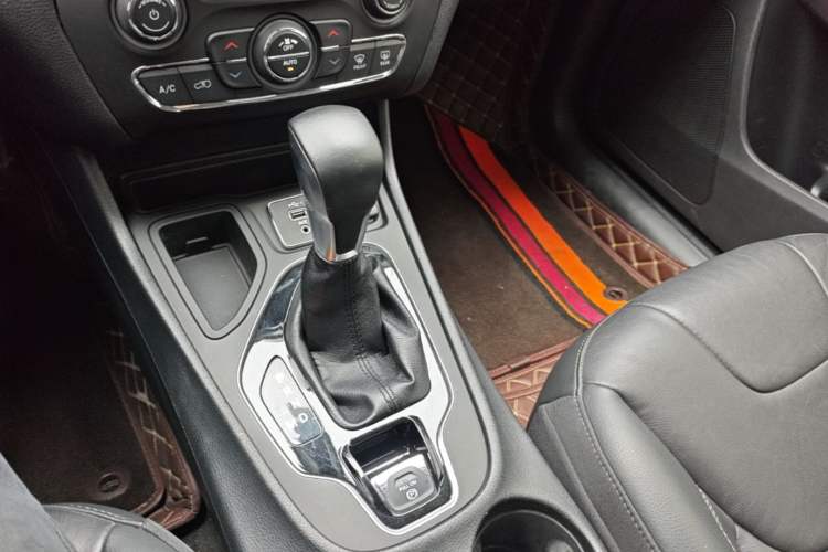 Used Jeep Cherokee 2019 2.0T Two-Wheel Drive Smart Enjoyment Version China V Gear Lever