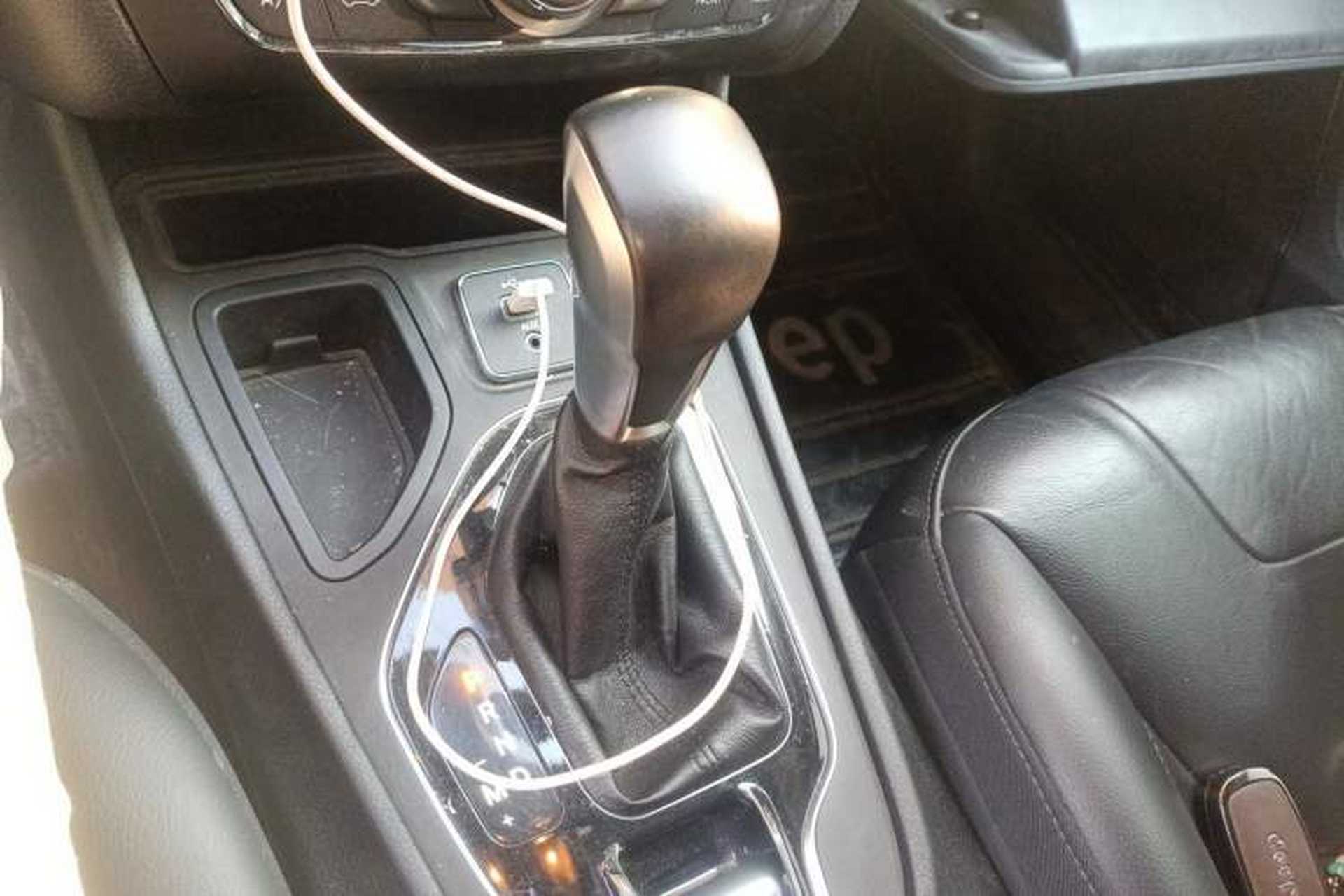 Used Jeep Cherokee 2019 2.0T Two-Wheel Drive Smart Enjoyment Version China VI Gear Lever
