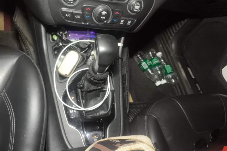 Used Jeep Cherokee 2019 2.0T Two-Wheel Drive Smart Enjoyment Version China V Gear Lever