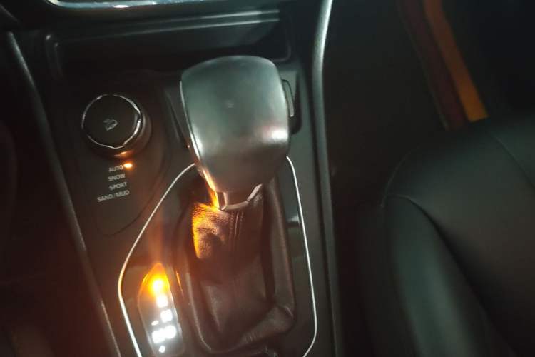 Used Jeep Cherokee 2019 2.0T Four-Wheel Drive Explorer Edition China V Gear Lever