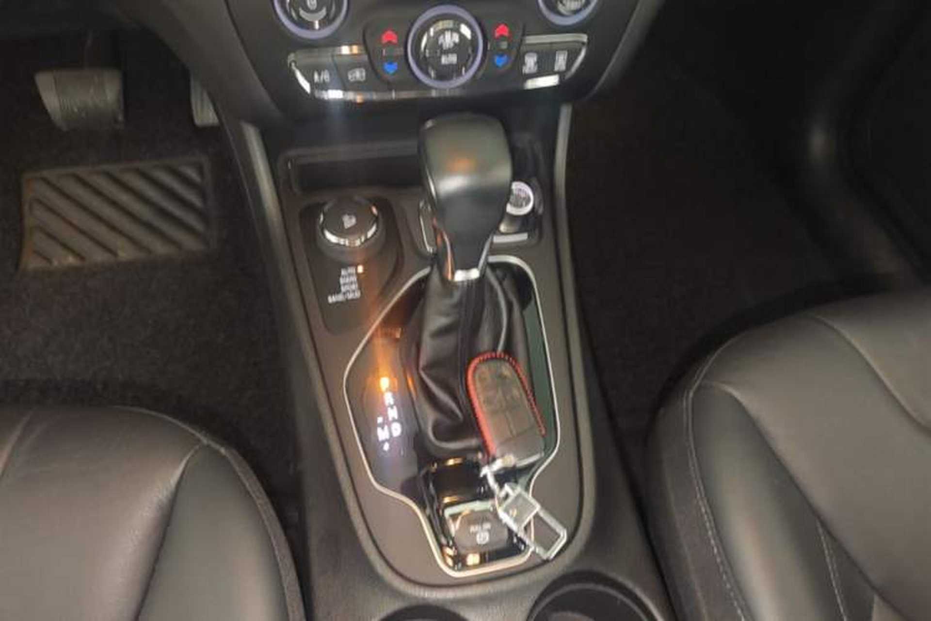 Used Jeep Cherokee 2019 2.0T Four-Wheel Drive Explorer Edition China V Gear Lever