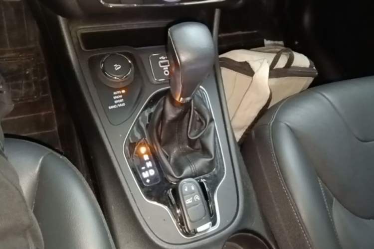 Used Jeep Cherokee 2019 2.0T Four-Wheel Drive Explorer Edition China V Gear Lever