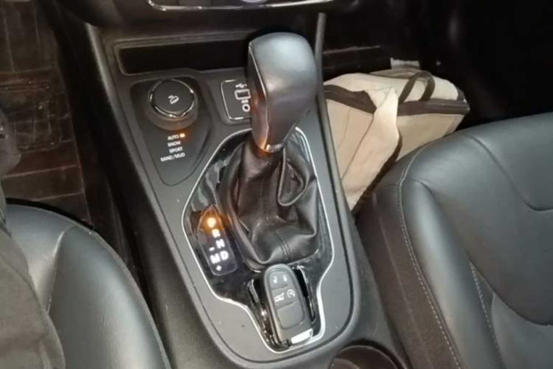 Used Jeep Cherokee 2019 2.0T Four-Wheel Drive Explorer Edition China V Gear Lever