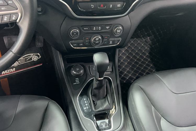 Used Jeep Cherokee 2019 2.0T Four-Wheel Drive Exploration Edition + Autonomous Driving Smart Package China V Gear Lever