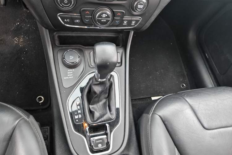 Used Jeep Cherokee 2019 2.0T Four-Wheel Drive Explorer Edition China VI Emission Standard Gear Lever