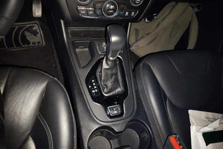 Used Jeep Cherokee 2019 2.0T Two-Wheel Drive Smart Enjoyment Version China VI Gear Lever