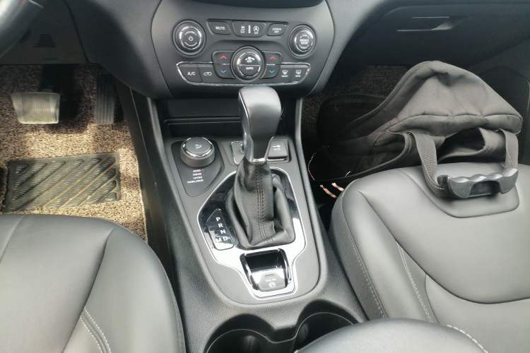 Used Jeep Cherokee 2019 2.0T Four-Wheel Drive Exclusive Edition China V Gear Lever