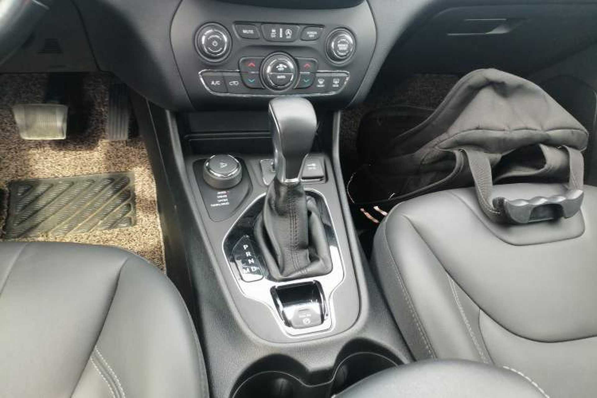 Used Jeep Cherokee 2019 2.0T Four-Wheel Drive Exclusive Edition China V Gear Lever