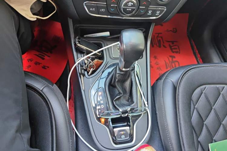 Used Jeep Cherokee 2019 2.0T Two-Wheel Drive Smart Enjoyment Version China VI Gear Lever
