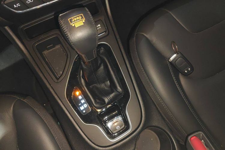 Used Jeep Cherokee 2019 2.0T Two-Wheel Drive Smart Enjoyment Version China VI Gear Lever