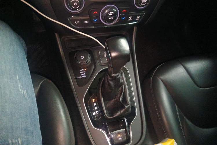 Used Jeep Cherokee 2019 2.0T Four-Wheel Drive Explorer Edition China VI Emission Standard Gear Lever