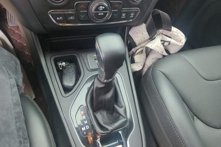 Used Jeep Cherokee 2019 2.0T Two-Wheel Drive Smart Enjoyment Version China V Gear Lever