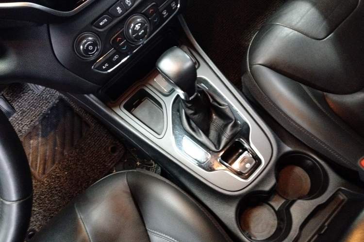 Used Jeep Cherokee 2019 2.0T Two-Wheel Drive Smart Enjoyment Version China VI Gear Lever