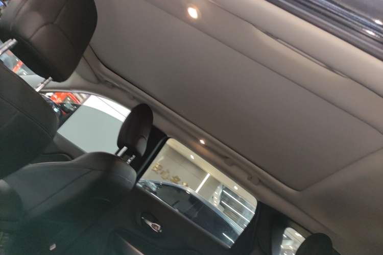 Used Jeep Cherokee 2019 2.0T Two-Wheel Drive Smart Enjoyment Version China VI Headliner