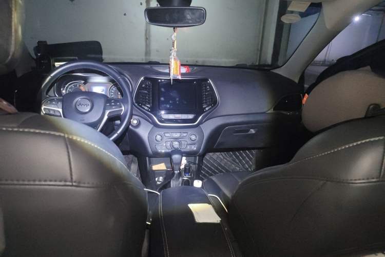 Used Jeep Cherokee 2019 2.0T Two-Wheel Drive Smart Enjoyment Version China VI Headliner