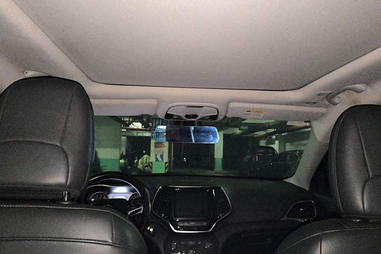 Used Jeep Cherokee 2019 2.0T Two-Wheel Drive Smart Enjoyment Version China VI Headliner