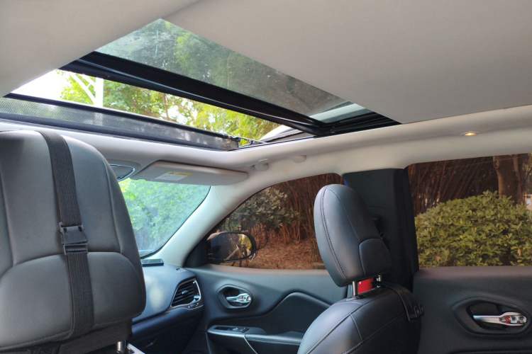 Used Jeep Cherokee 2019 2.0T Four-Wheel Drive Explorer Edition China VI Emission Standard Headliner
