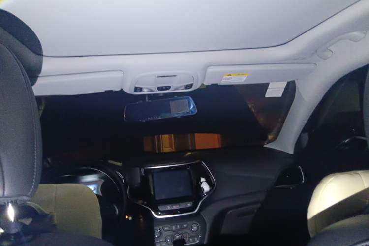 Used Jeep Cherokee 2019 2.0L Two-Wheel Drive Premium Edition China V Emission Standard Headliner
