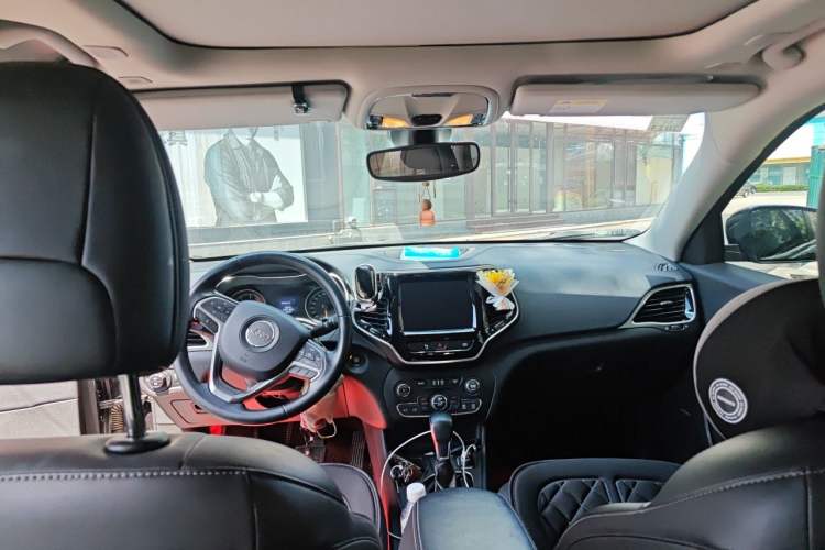 Used Jeep Cherokee 2019 2.0T Two-Wheel Drive Smart Enjoyment Version China VI Headliner