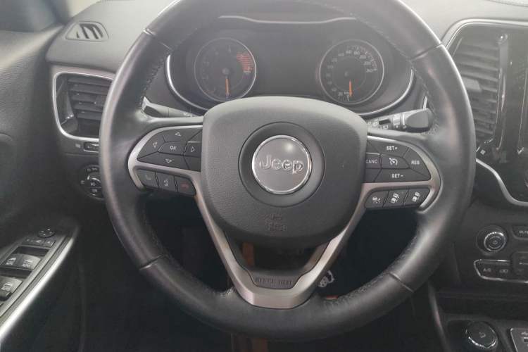 Used Jeep Cherokee 2019 2.0T Four-Wheel Drive Exploration Edition + Autonomous Driving Smart Package China V Interior 1