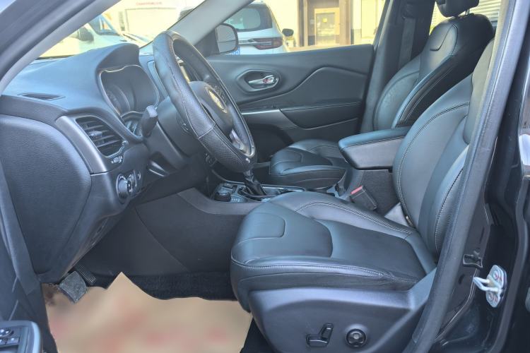 Used Jeep Cherokee 2019 2.0T Four-Wheel Drive Explorer Edition China VI Emission Standard Interior 1