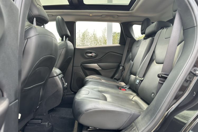 Used Jeep Cherokee 2019 2.0T Four-Wheel Drive Explorer Edition China V Interior 1