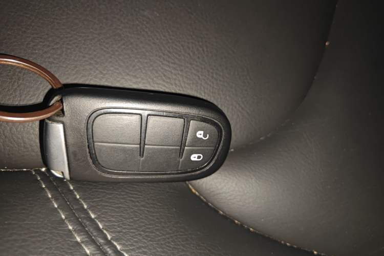 Used Jeep Cherokee 2019 2.0T Two-Wheel Drive Smart Enjoyment Version China VI Interior 1
